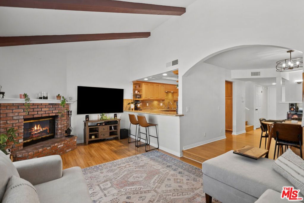 Image 15 of property listing at 18435 Keswick Street 8, Reseda, CA 91335