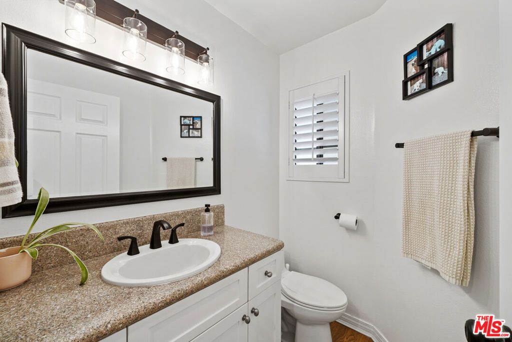 Image 16 of property listing at 18435 Keswick Street 8, Reseda, CA 91335