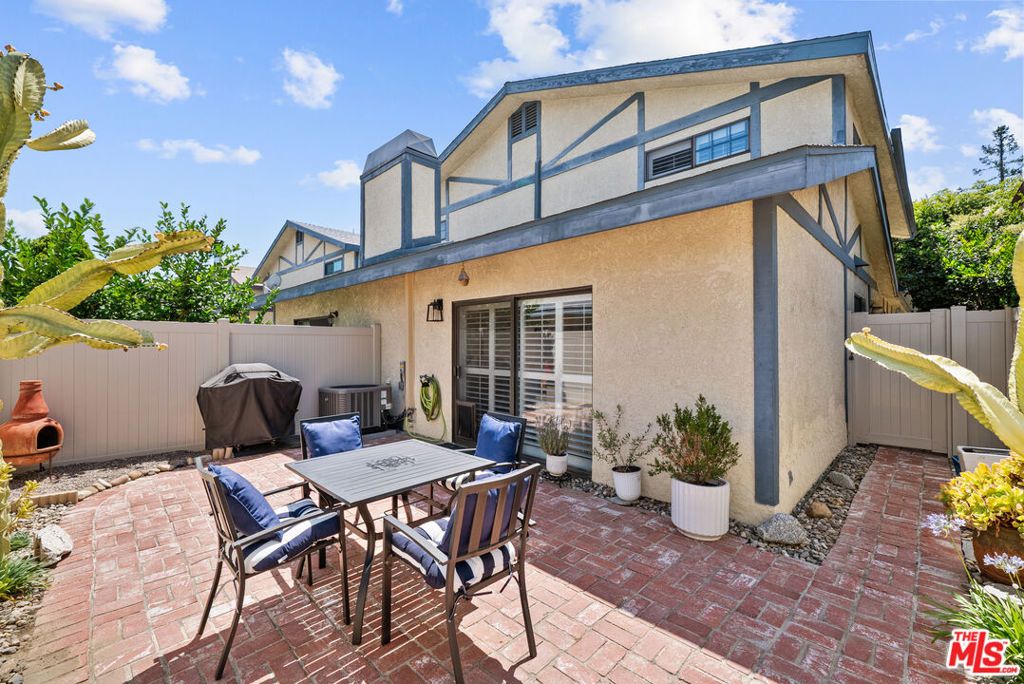 Image 17 of property listing at 18435 Keswick Street 8, Reseda, CA 91335