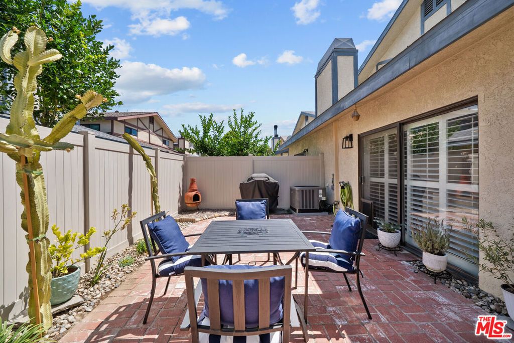 Image 18 of property listing at 18435 Keswick Street 8, Reseda, CA 91335