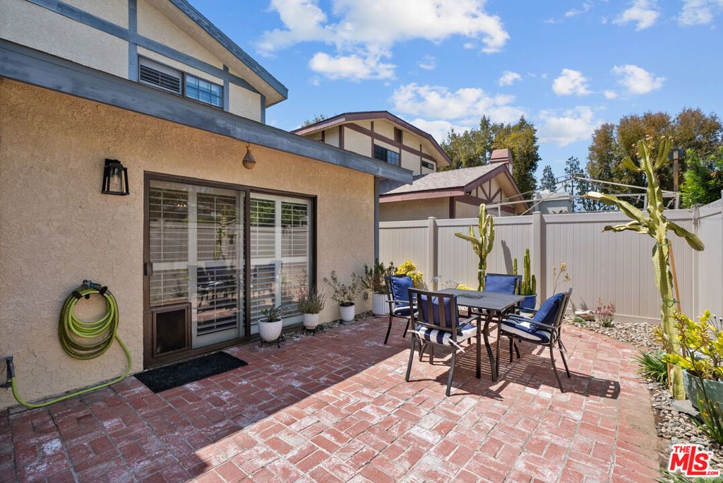 Image 19 of property listing at 18435 Keswick Street 8, Reseda, CA 91335