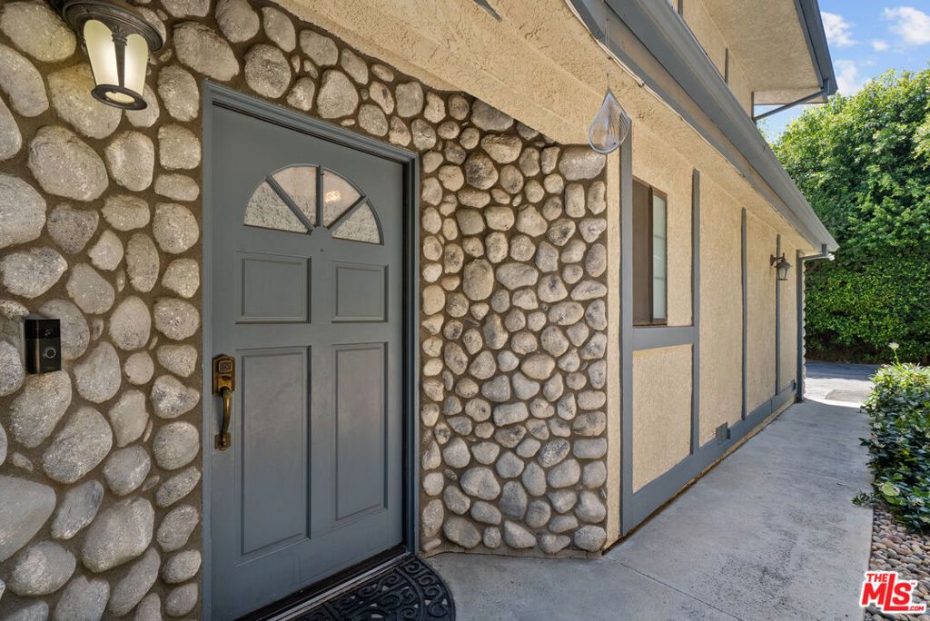 Image 2 of property listing at 18435 Keswick Street 8, Reseda, CA 91335
