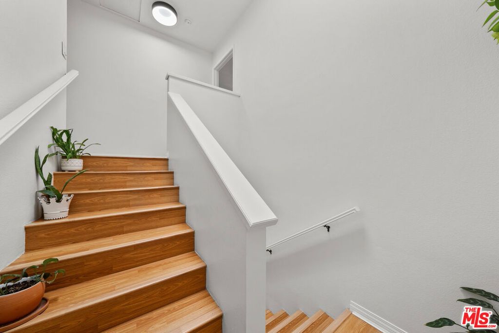 Image 20 of property listing at 18435 Keswick Street 8, Reseda, CA 91335