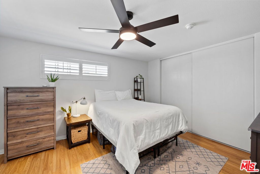 Image 21 of property listing at 18435 Keswick Street 8, Reseda, CA 91335