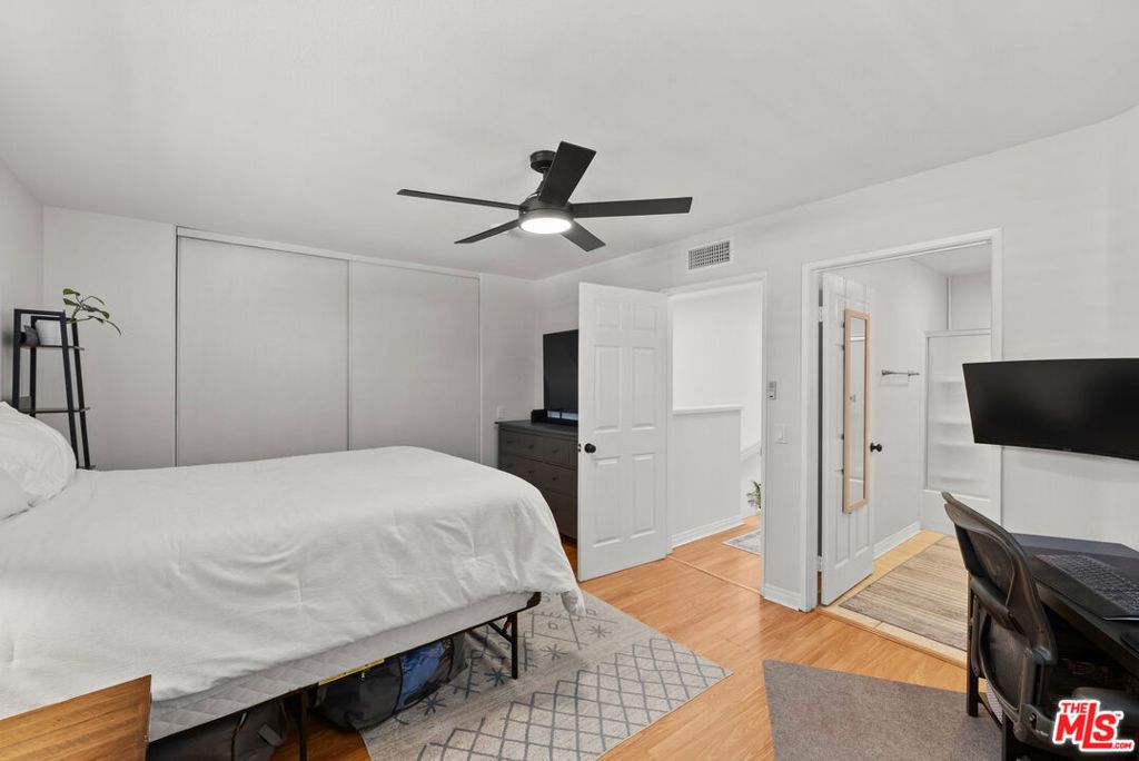 Image 22 of property listing at 18435 Keswick Street 8, Reseda, CA 91335
