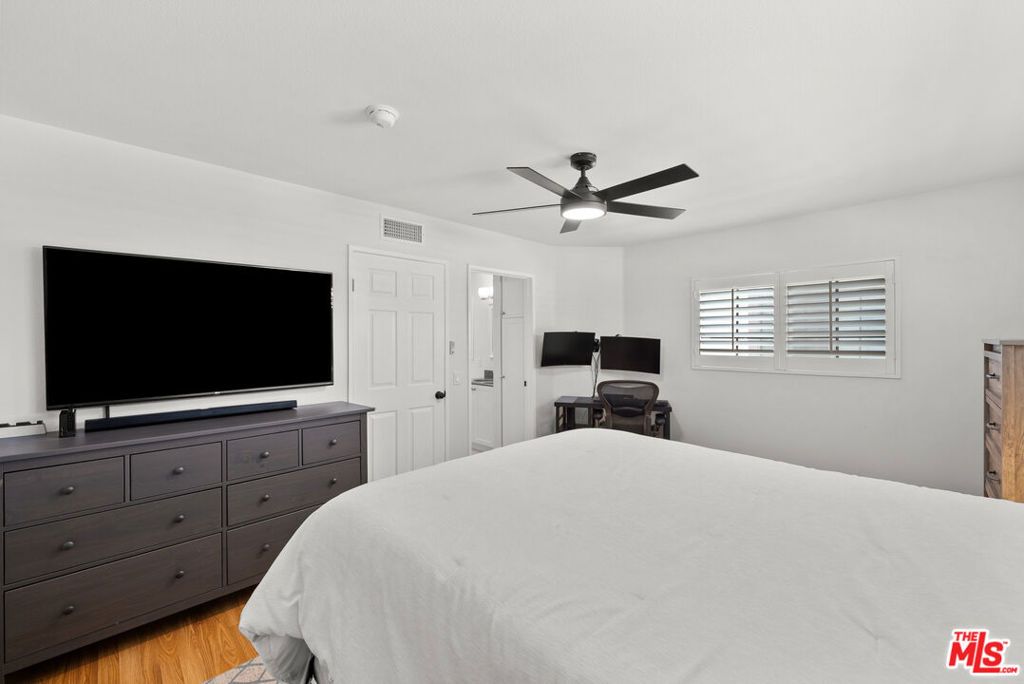 Image 24 of property listing at 18435 Keswick Street 8, Reseda, CA 91335