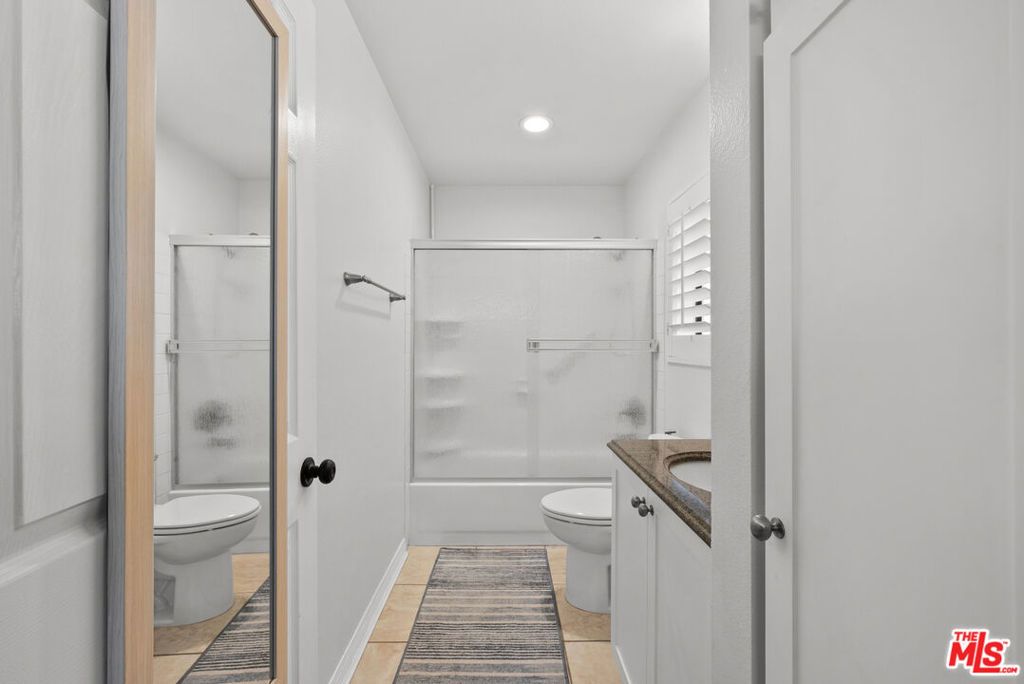 Image 25 of property listing at 18435 Keswick Street 8, Reseda, CA 91335