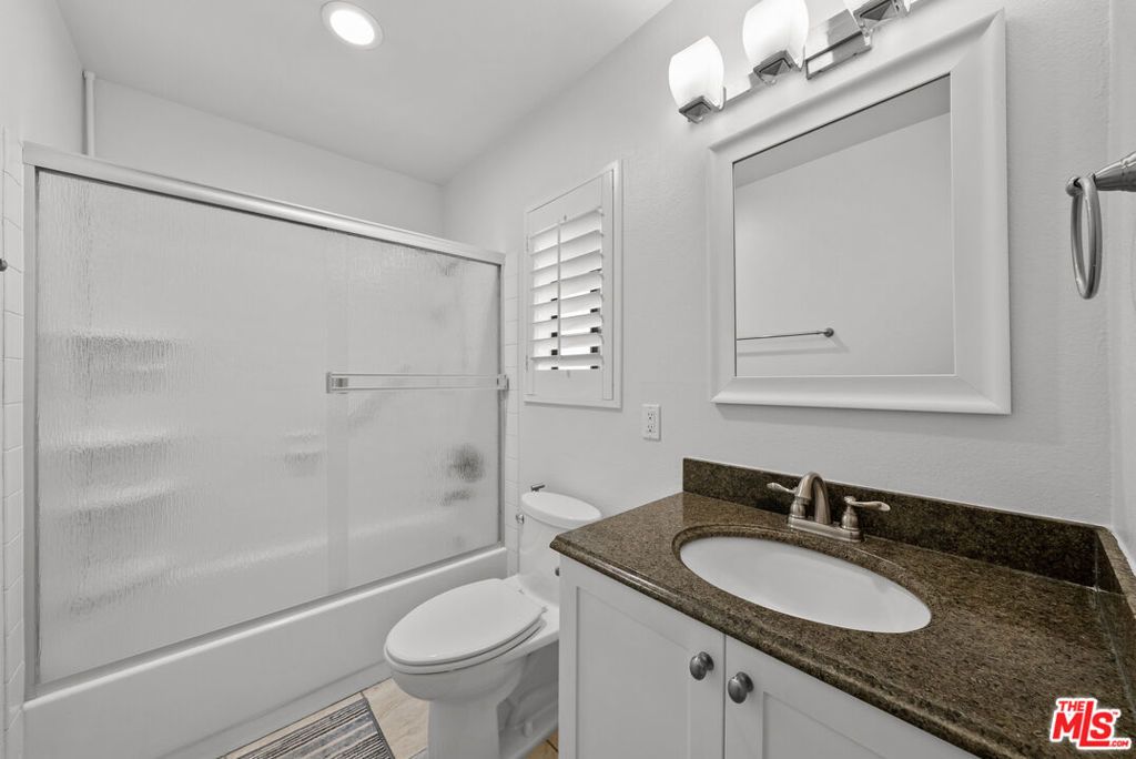 Image 26 of property listing at 18435 Keswick Street 8, Reseda, CA 91335