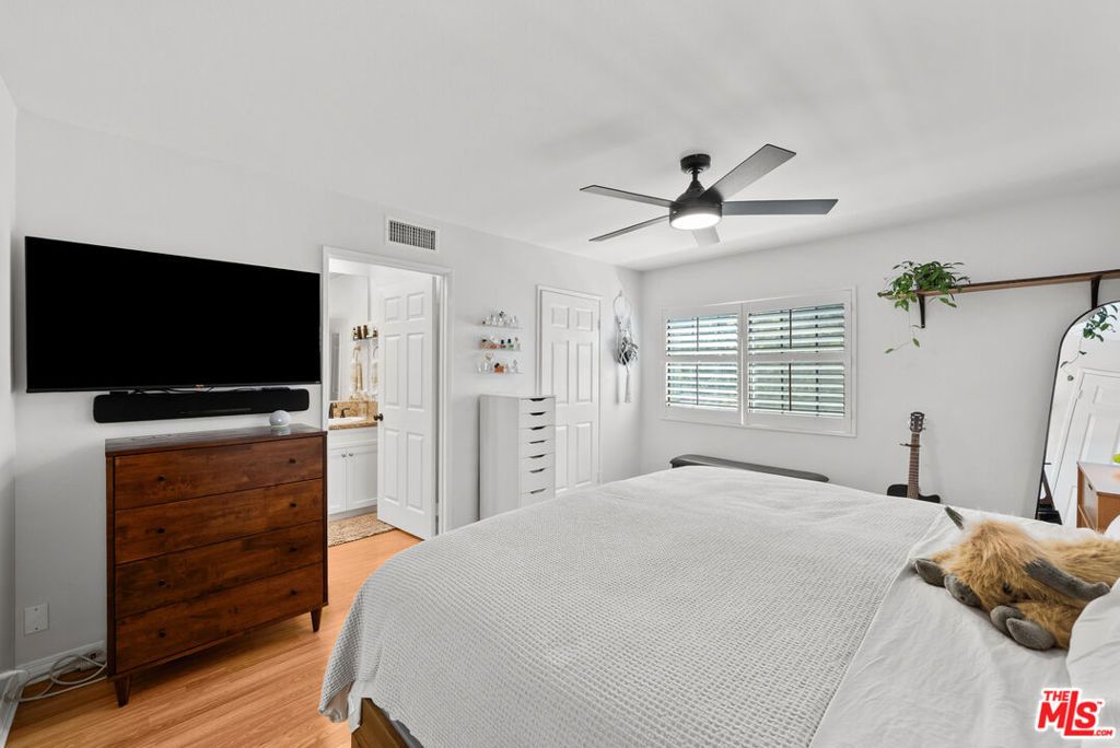 Image 27 of property listing at 18435 Keswick Street 8, Reseda, CA 91335