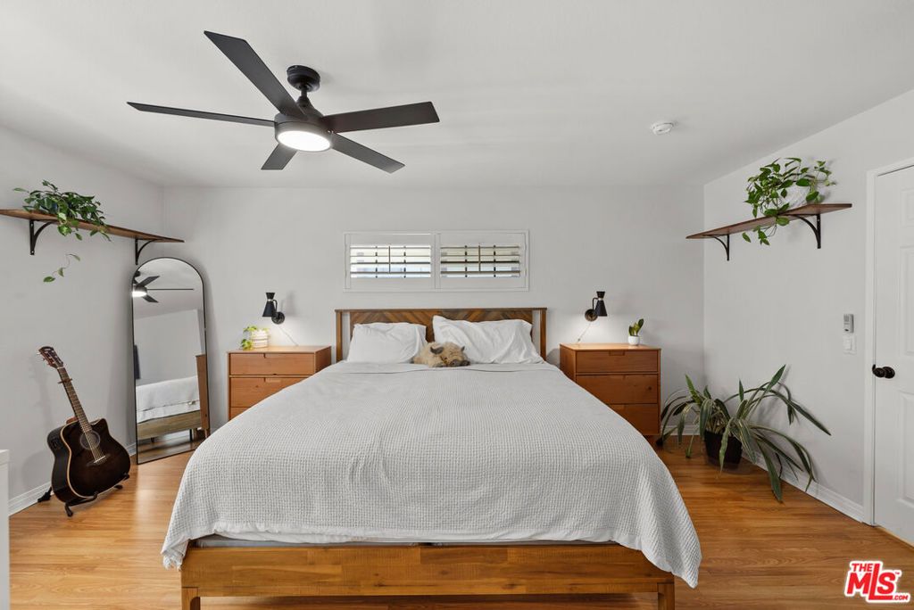 Image 28 of property listing at 18435 Keswick Street 8, Reseda, CA 91335