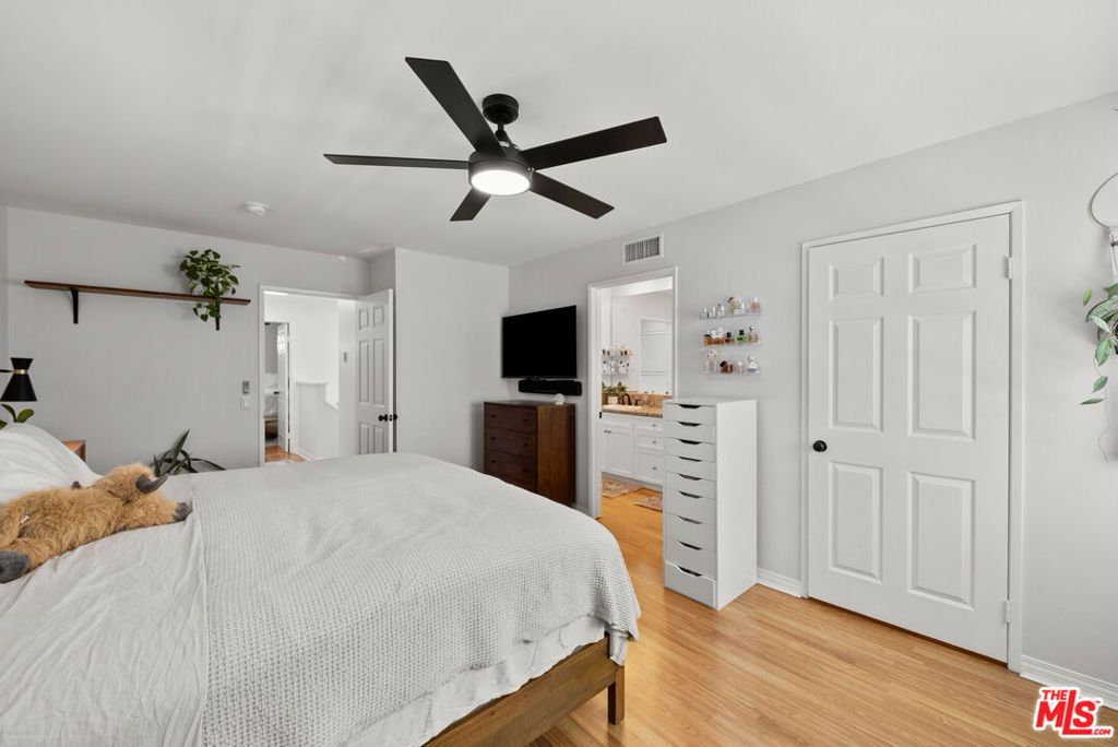 Image 29 of property listing at 18435 Keswick Street 8, Reseda, CA 91335
