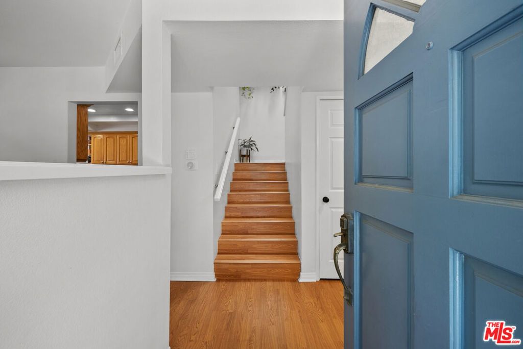 Image 3 of property listing at 18435 Keswick Street 8, Reseda, CA 91335
