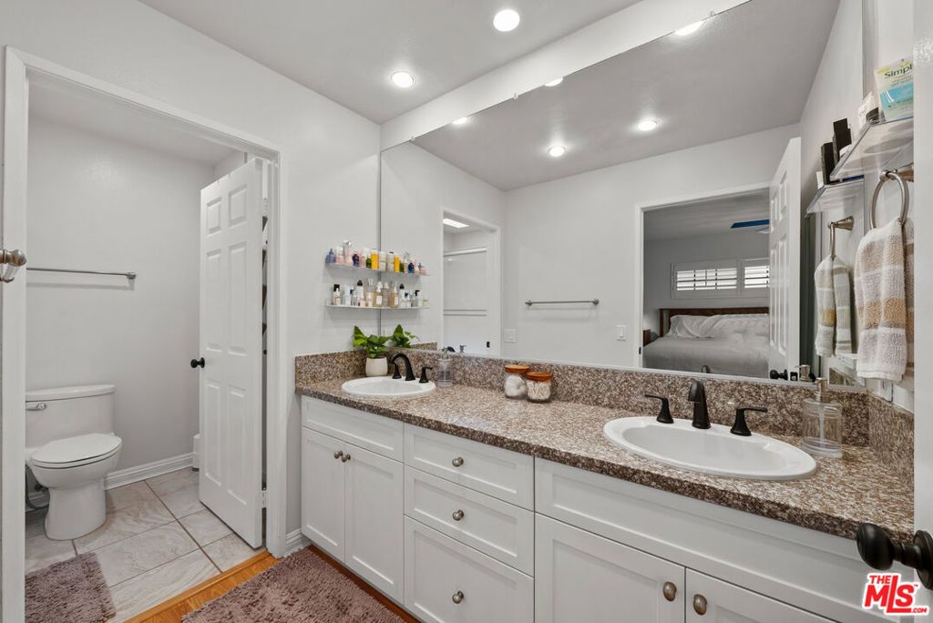 Image 31 of property listing at 18435 Keswick Street 8, Reseda, CA 91335