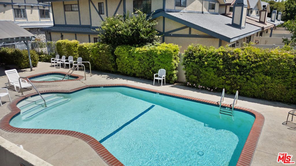 Image 33 of property listing at 18435 Keswick Street 8, Reseda, CA 91335