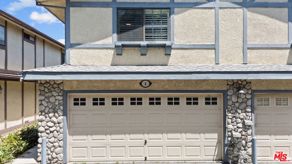 Image 35 of property listing at 18435 Keswick Street 8, Reseda, CA 91335