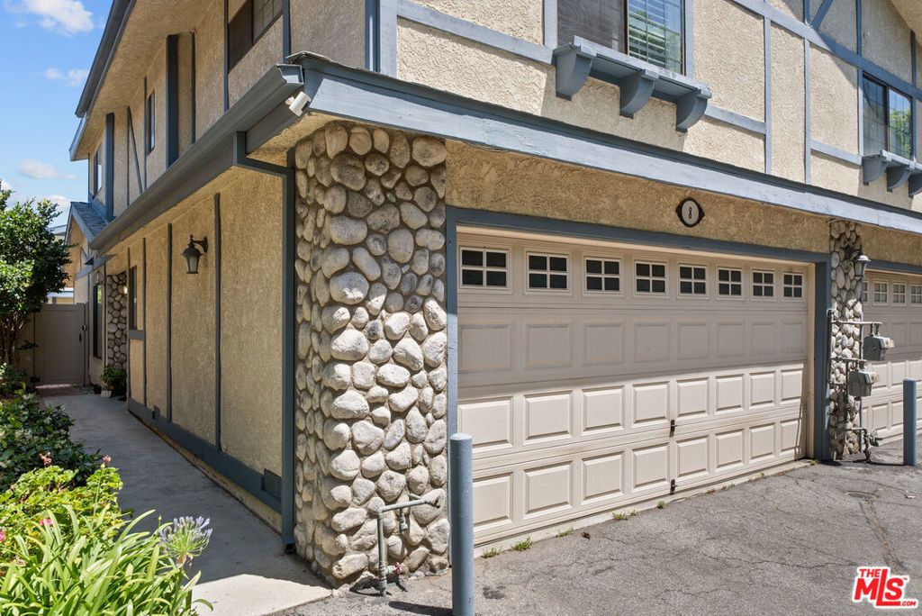 Image 36 of property listing at 18435 Keswick Street 8, Reseda, CA 91335