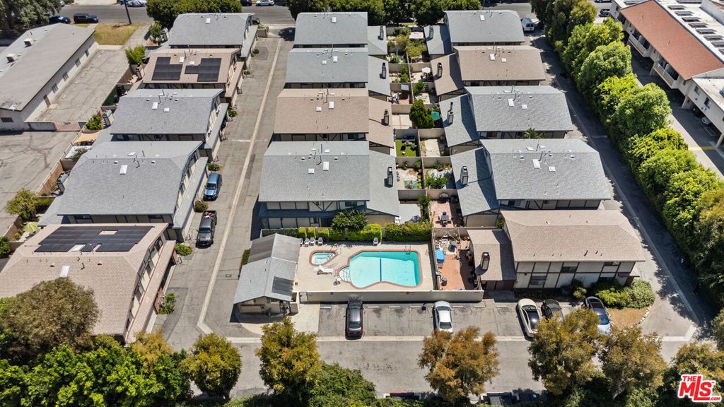 Image 39 of property listing at 18435 Keswick Street 8, Reseda, CA 91335