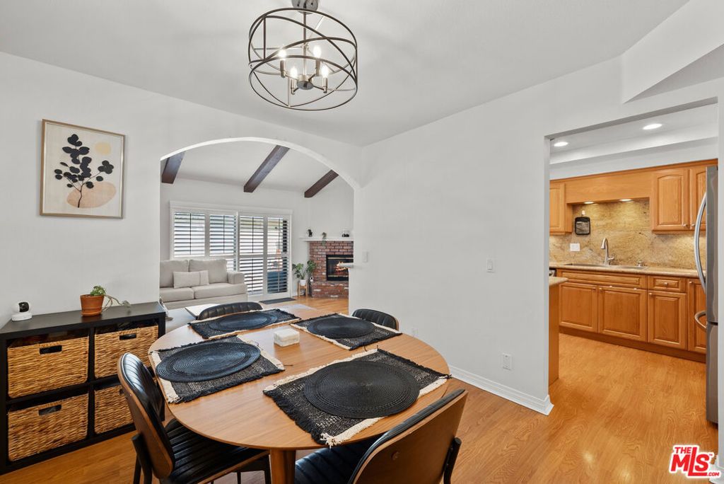 Image 4 of property listing at 18435 Keswick Street 8, Reseda, CA 91335