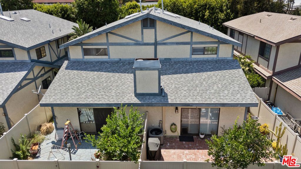 Image 40 of property listing at 18435 Keswick Street 8, Reseda, CA 91335