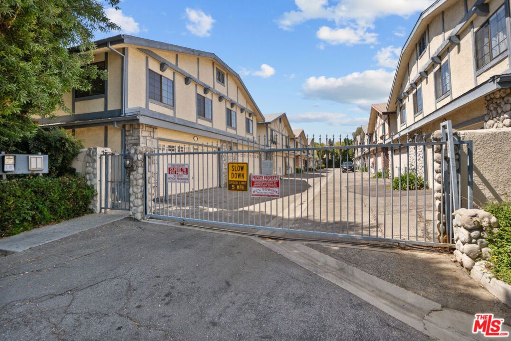Image 42 of property listing at 18435 Keswick Street 8, Reseda, CA 91335