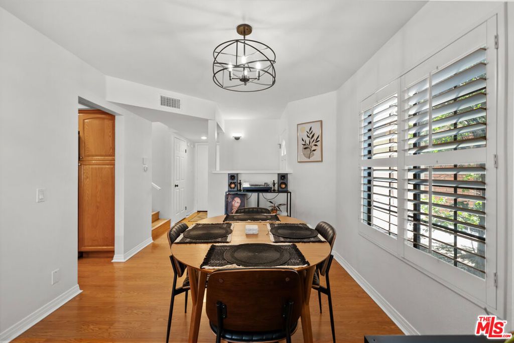 Image 5 of property listing at 18435 Keswick Street 8, Reseda, CA 91335