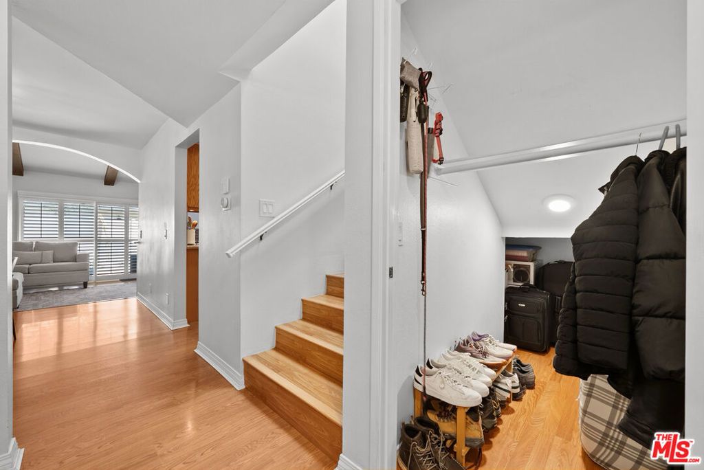 Image 6 of property listing at 18435 Keswick Street 8, Reseda, CA 91335