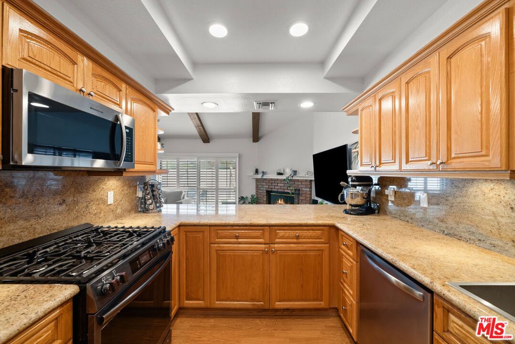 Image 7 of property listing at 18435 Keswick Street 8, Reseda, CA 91335