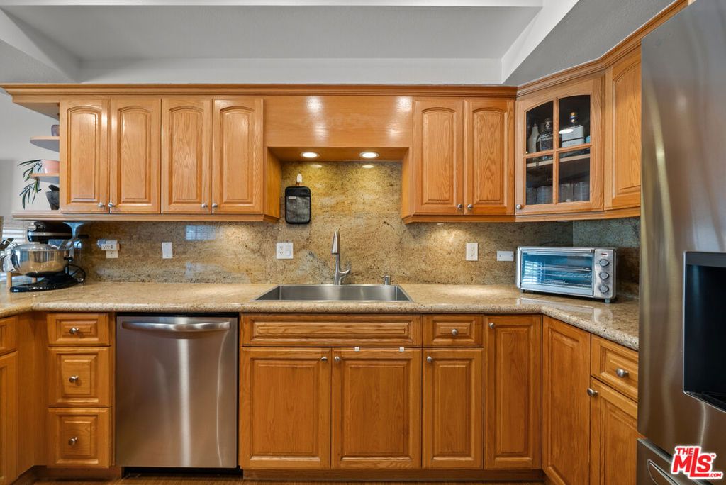 Image 8 of property listing at 18435 Keswick Street 8, Reseda, CA 91335