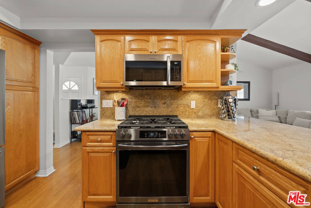 Image 9 of property listing at 18435 Keswick Street 8, Reseda, CA 91335