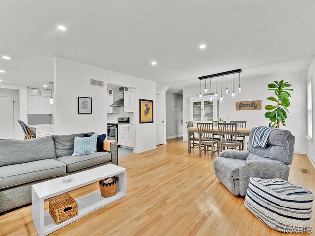 759 Carman Woods Drive, Manchester, MO 63021