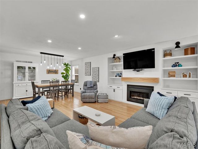 759 Carman Woods Drive, Manchester, MO 63021