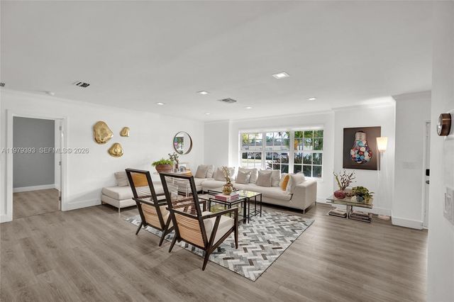 2301 NE 196th St, Miami, FL 33180