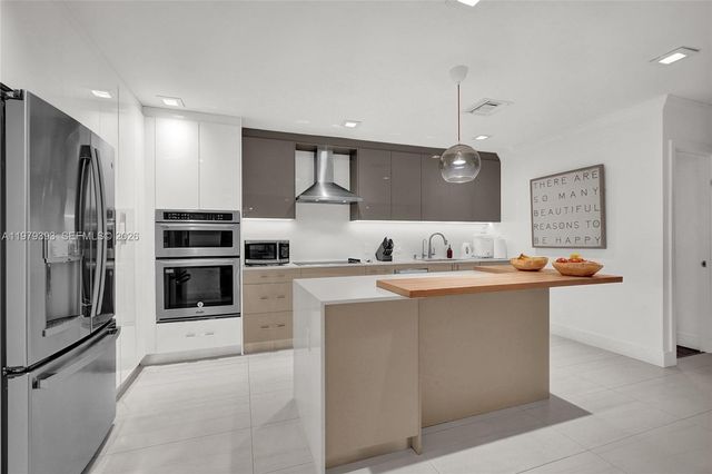 2301 NE 196th St, Miami, FL 33180