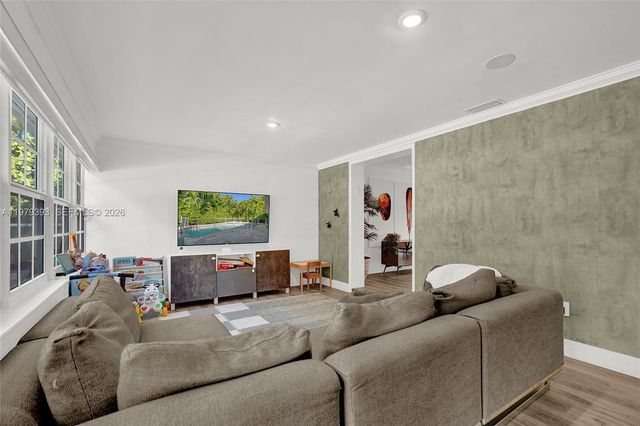 2301 NE 196th St, Miami, FL 33180