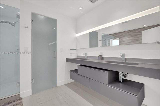 2301 NE 196th St, Miami, FL 33180