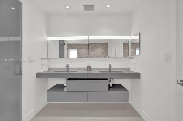 2301 NE 196th St, Miami, FL 33180