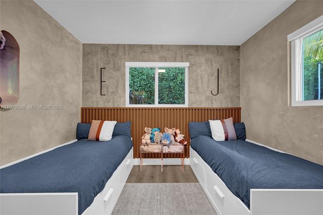 2301 NE 196th St, Miami, FL 33180