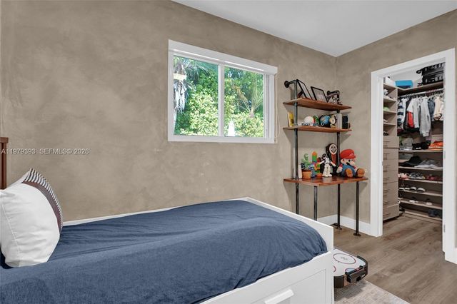 2301 NE 196th St, Miami, FL 33180