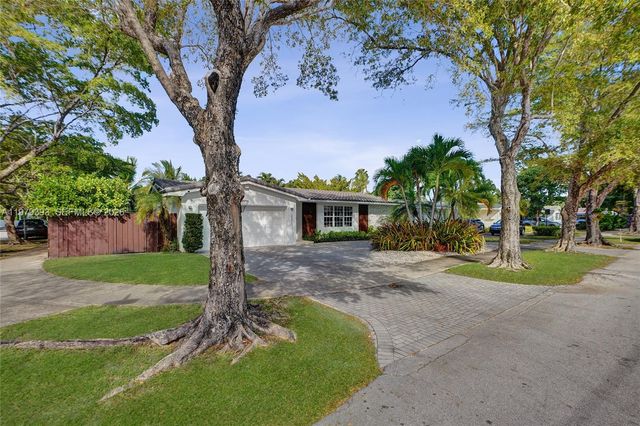 2301 NE 196th St, Miami, FL 33180