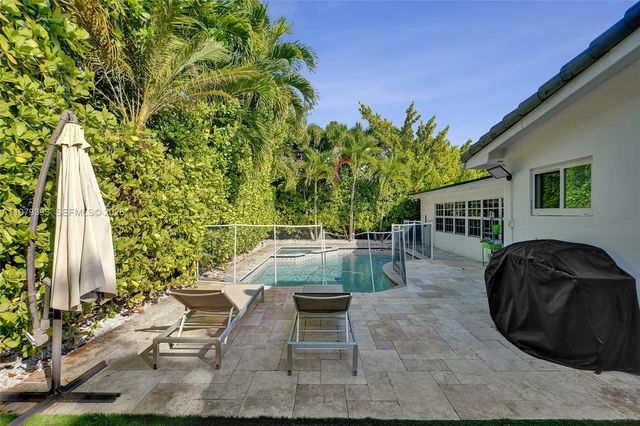 2301 NE 196th St, Miami, FL 33180