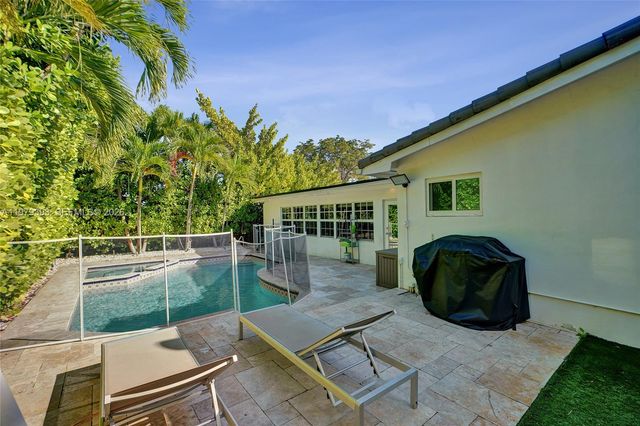 2301 NE 196th St, Miami, FL 33180