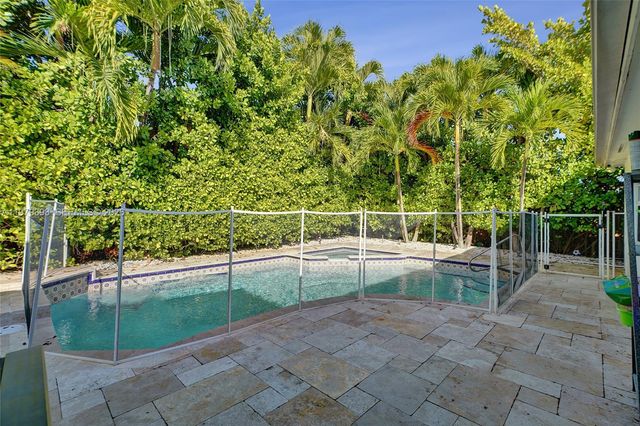 2301 NE 196th St, Miami, FL 33180