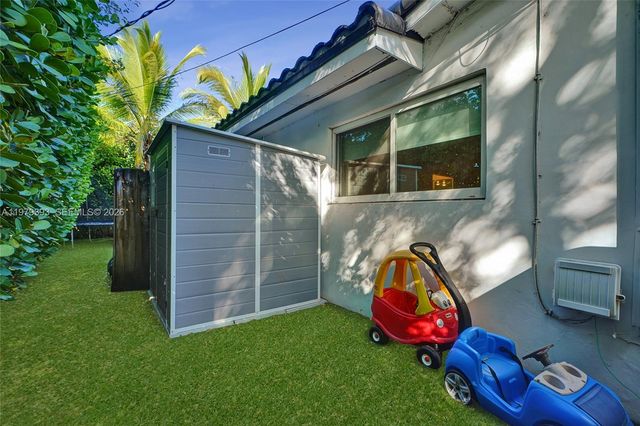 2301 NE 196th St, Miami, FL 33180