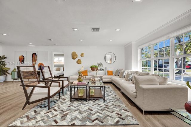 2301 NE 196th St, Miami, FL 33180