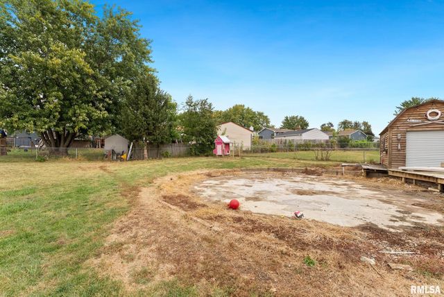 2822 HIGH POINT Drive, Davenport, IA 52806