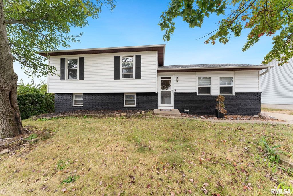 2822 HIGH POINT Drive, Davenport, IA 52806