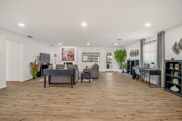 807 Spanish Trail Drive, Granbury, TX 76048