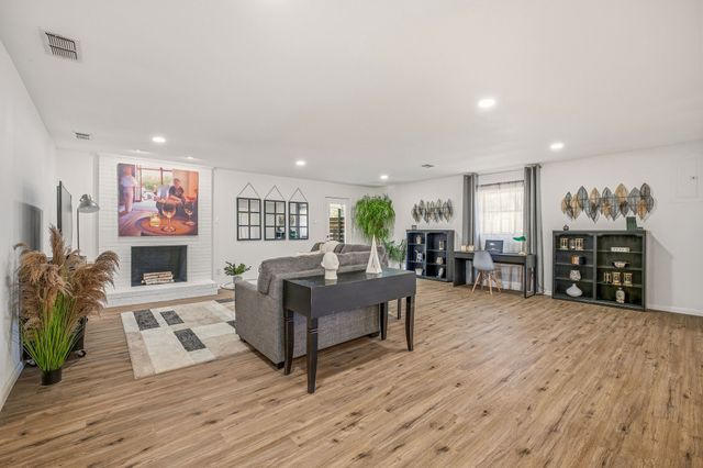 807 Spanish Trail Drive, Granbury, TX 76048