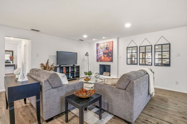 807 Spanish Trail Drive, Granbury, TX 76048