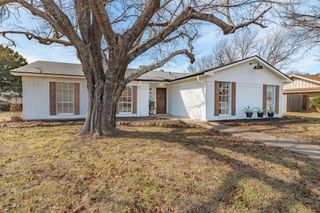 807 W Spanish Trail Drive, Granbury, TX 76048